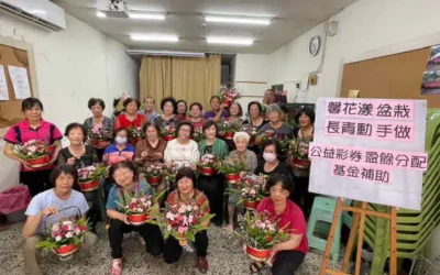 前市議員邱素貞擔任講師帶領社區長輩們親手製作 馨花漾手作賀母親節　長輩巧手綻放生活風景
